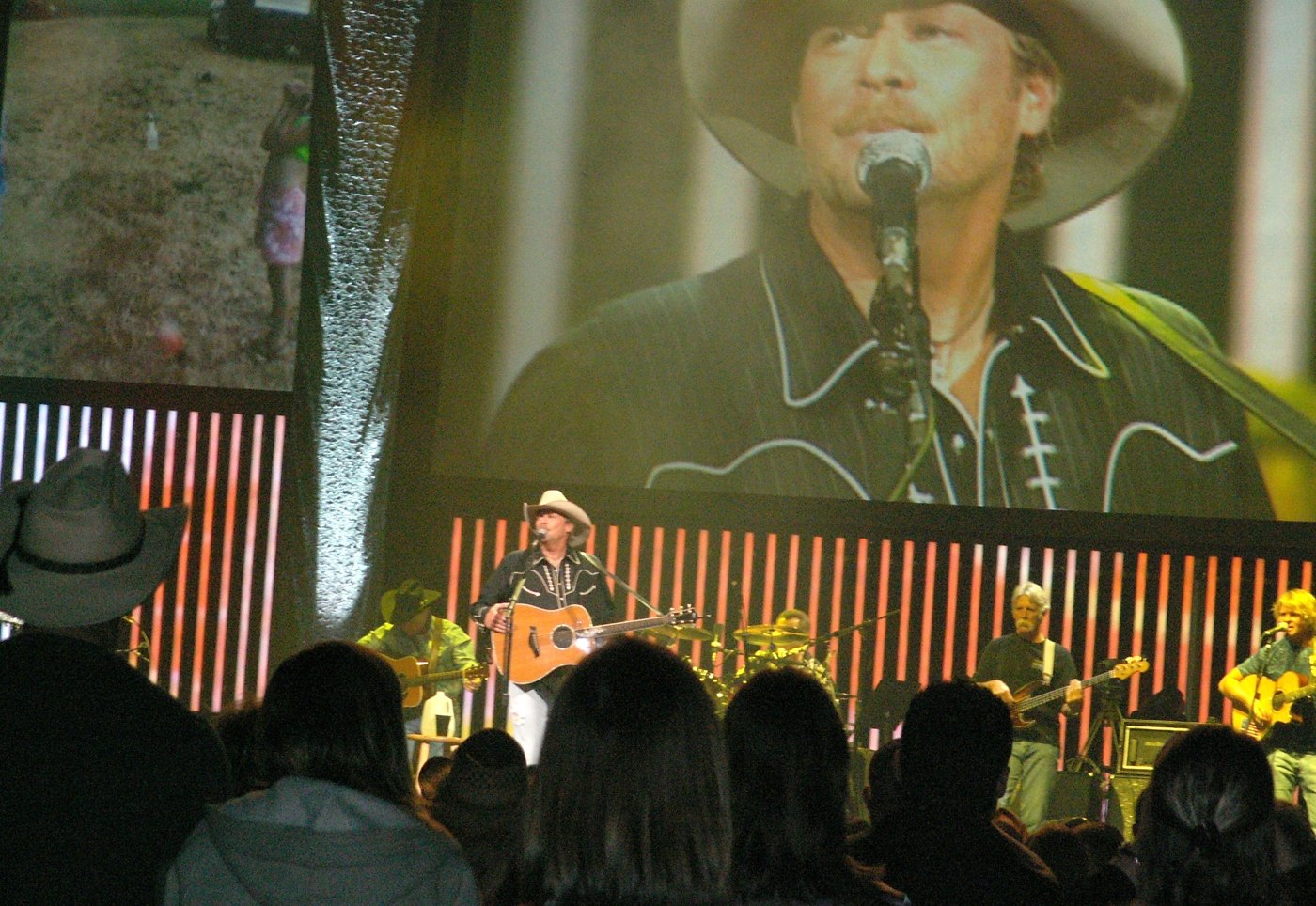 Alan Jackson actuando en directo
