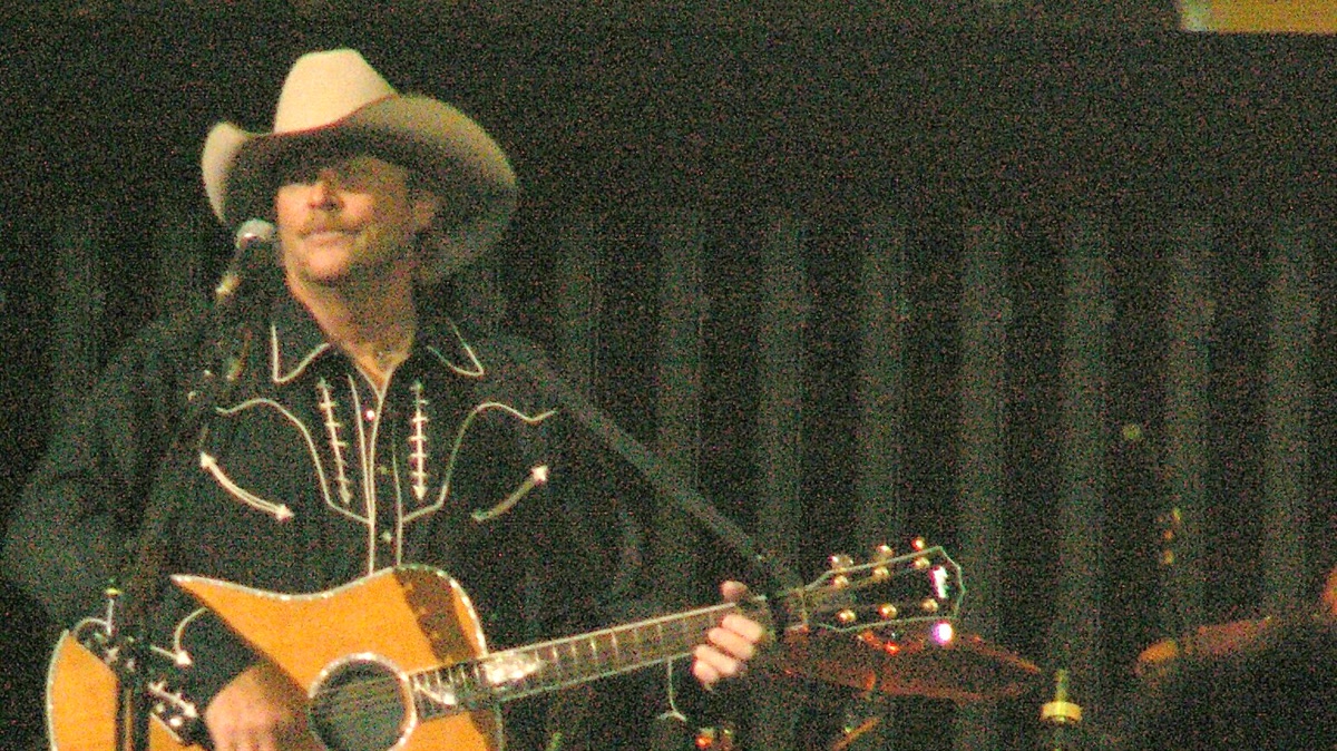 Alan Jackson actuando en directo