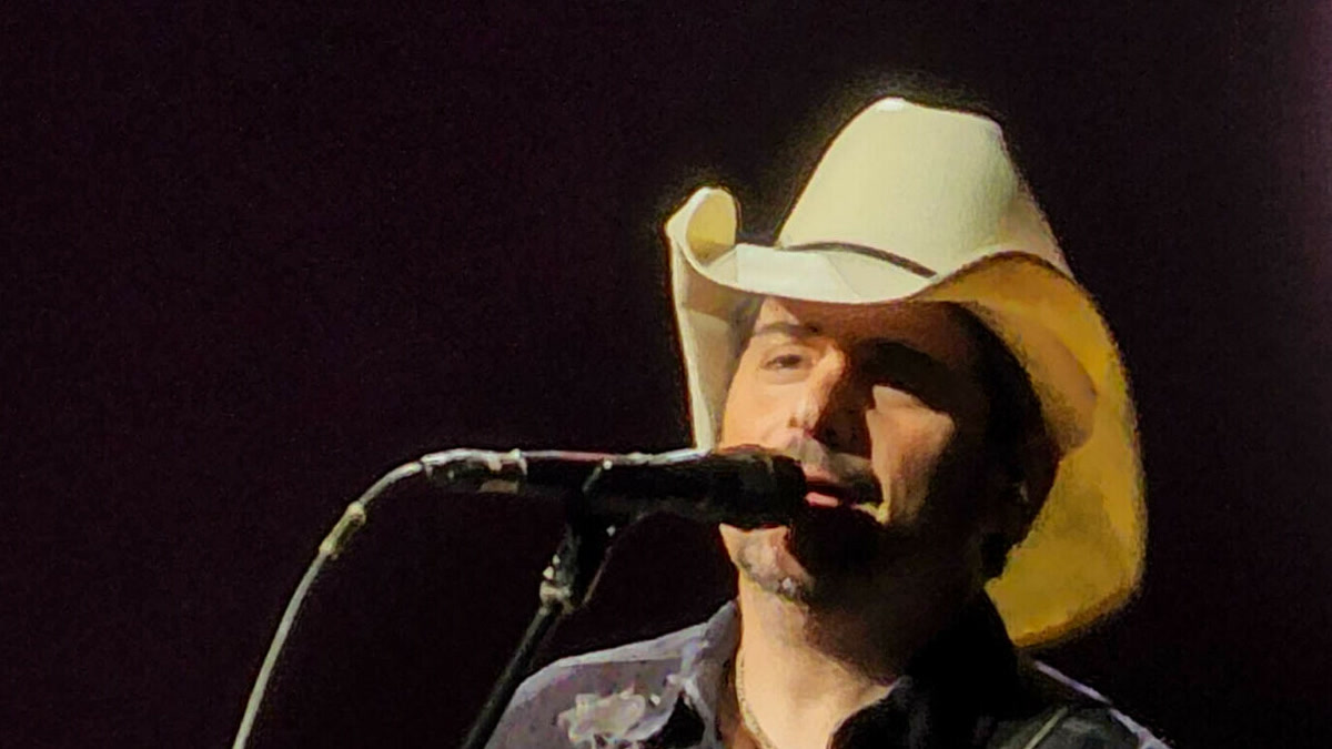 Brad Paisley actuando en directo