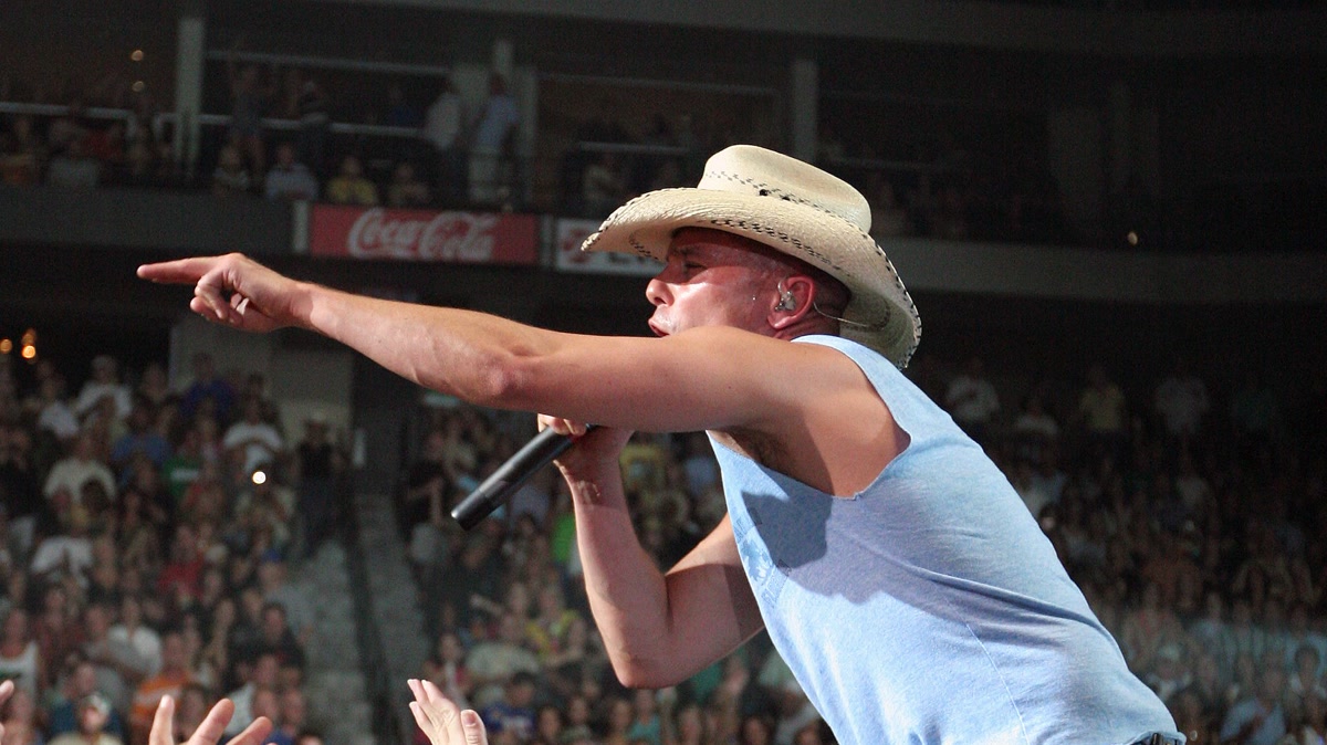 Kenny Chesney actuando en directo