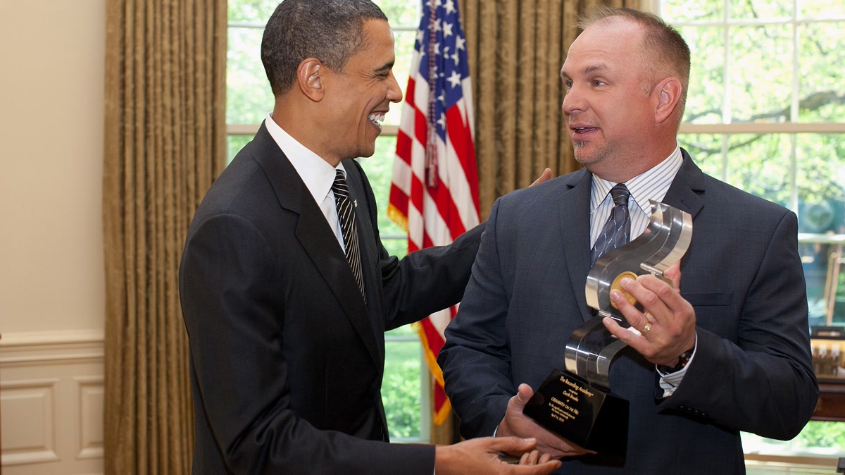 Garth Brooks recibiendo un reconocimiento musical
