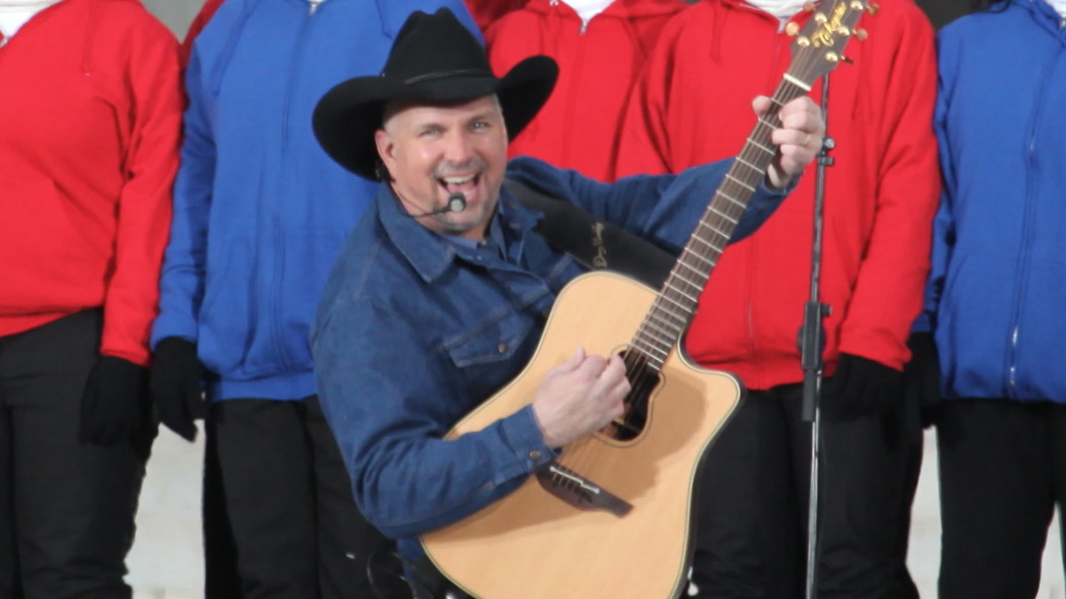Garth Brooks actuando en directo