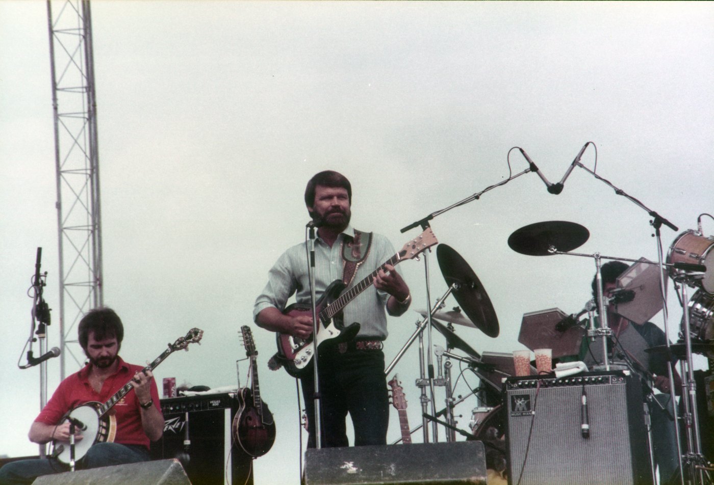 Glen Campbell actuando en 1984