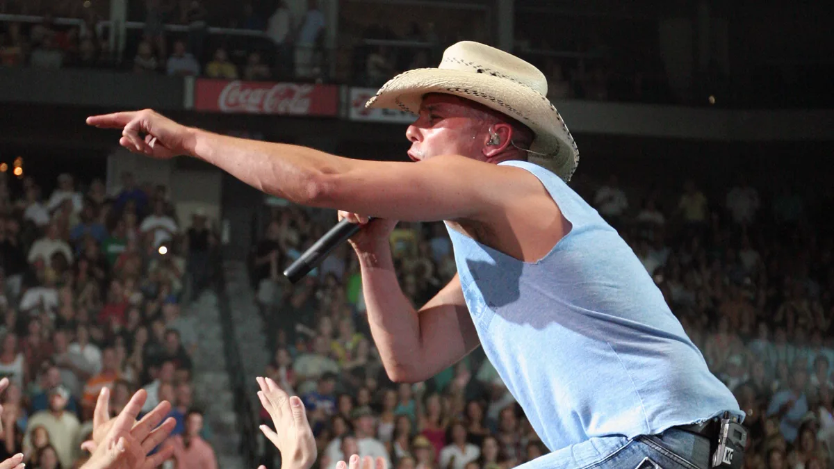 Kenny Chesney actuando en un estadio