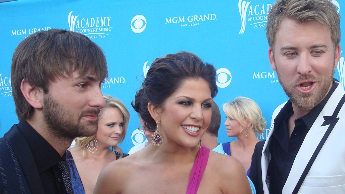 Lady Antebellum en una alfombra roja