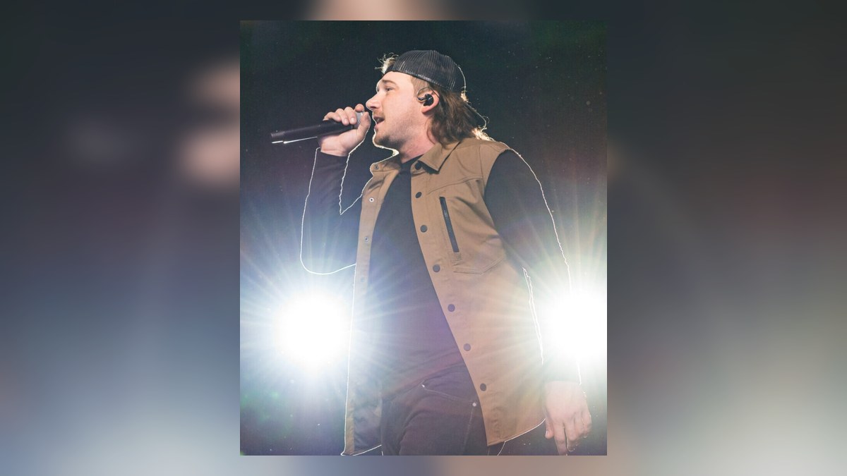 Morgan Wallen actuando en directo