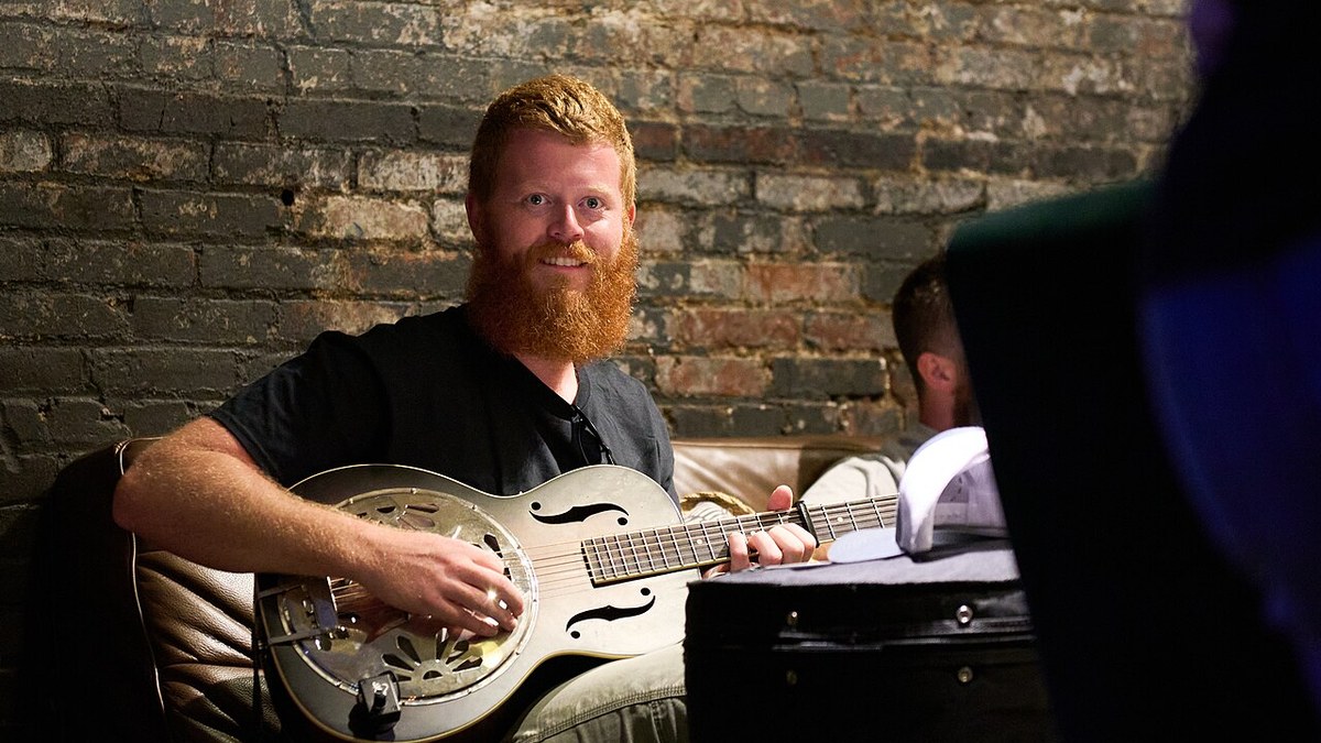 Oliver Anthony tocando la guitarra