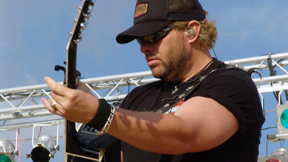 Toby Keith actuando en directo