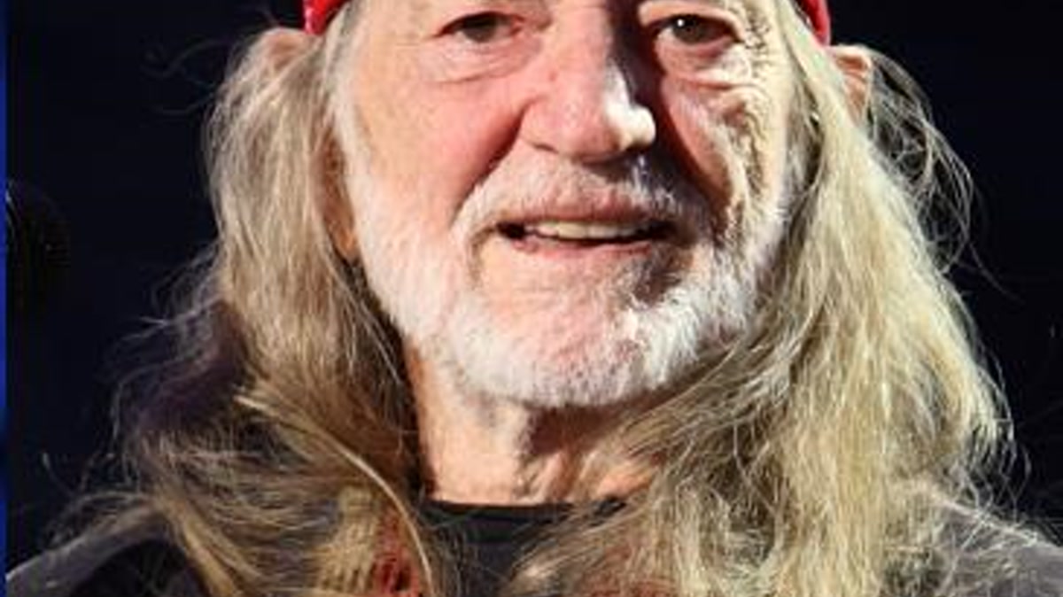 Willie Nelson actuando en directo